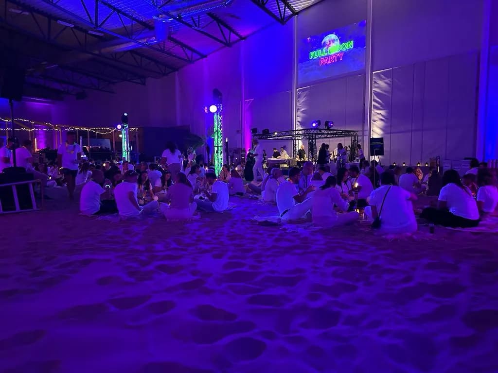Full moon-fest med middag i sanden och blått scenljus
