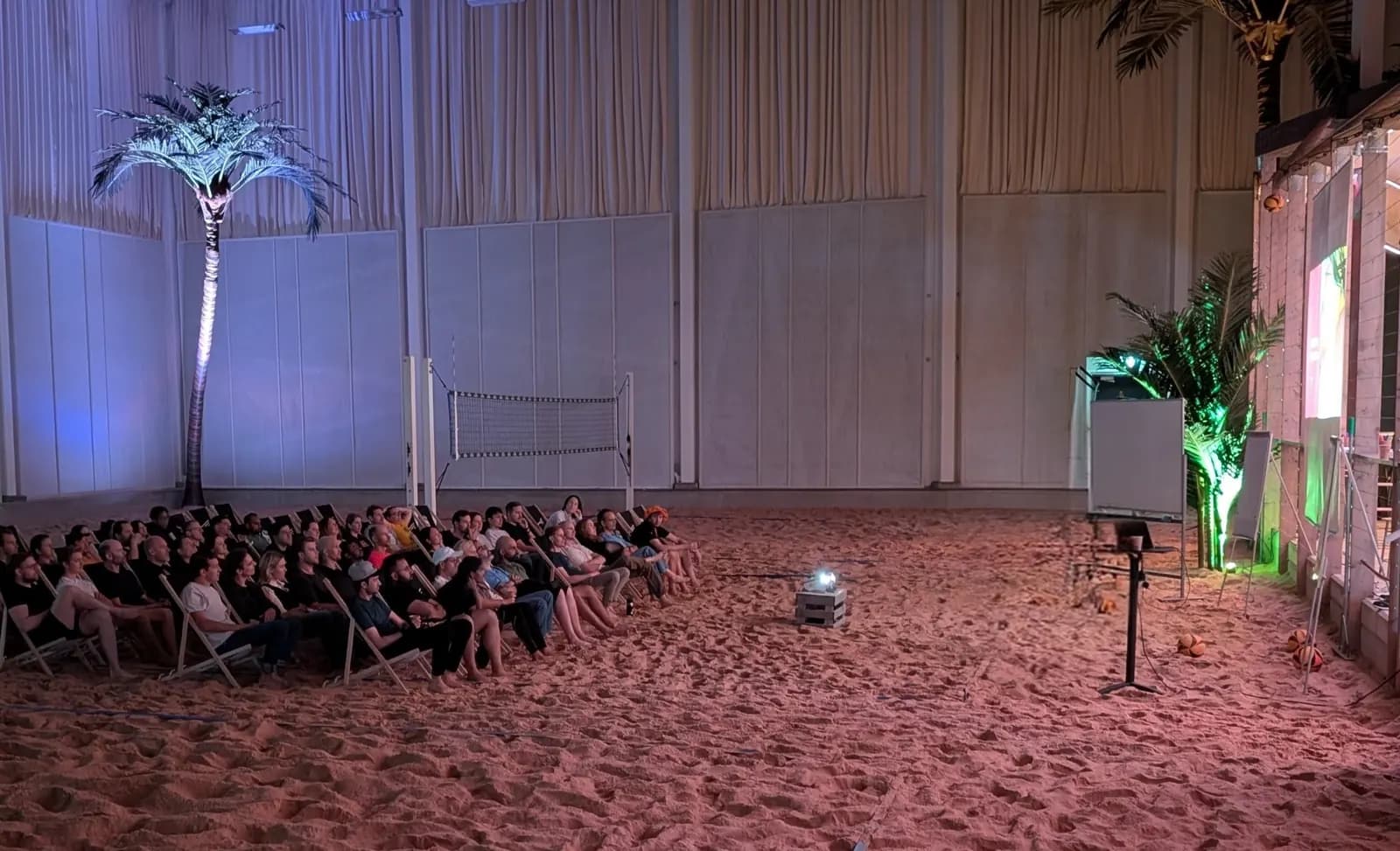 Konferenssittning med utsikt mot loungen
