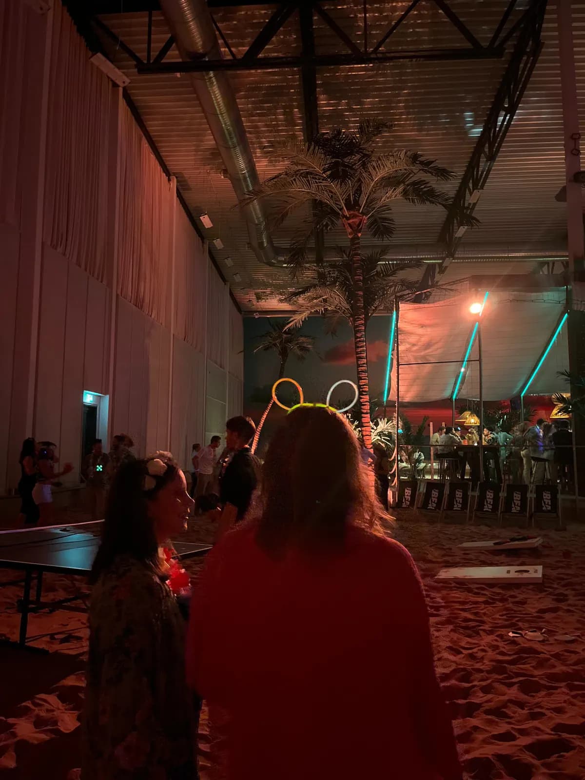 Lekar och aktiviteter i sanden under event