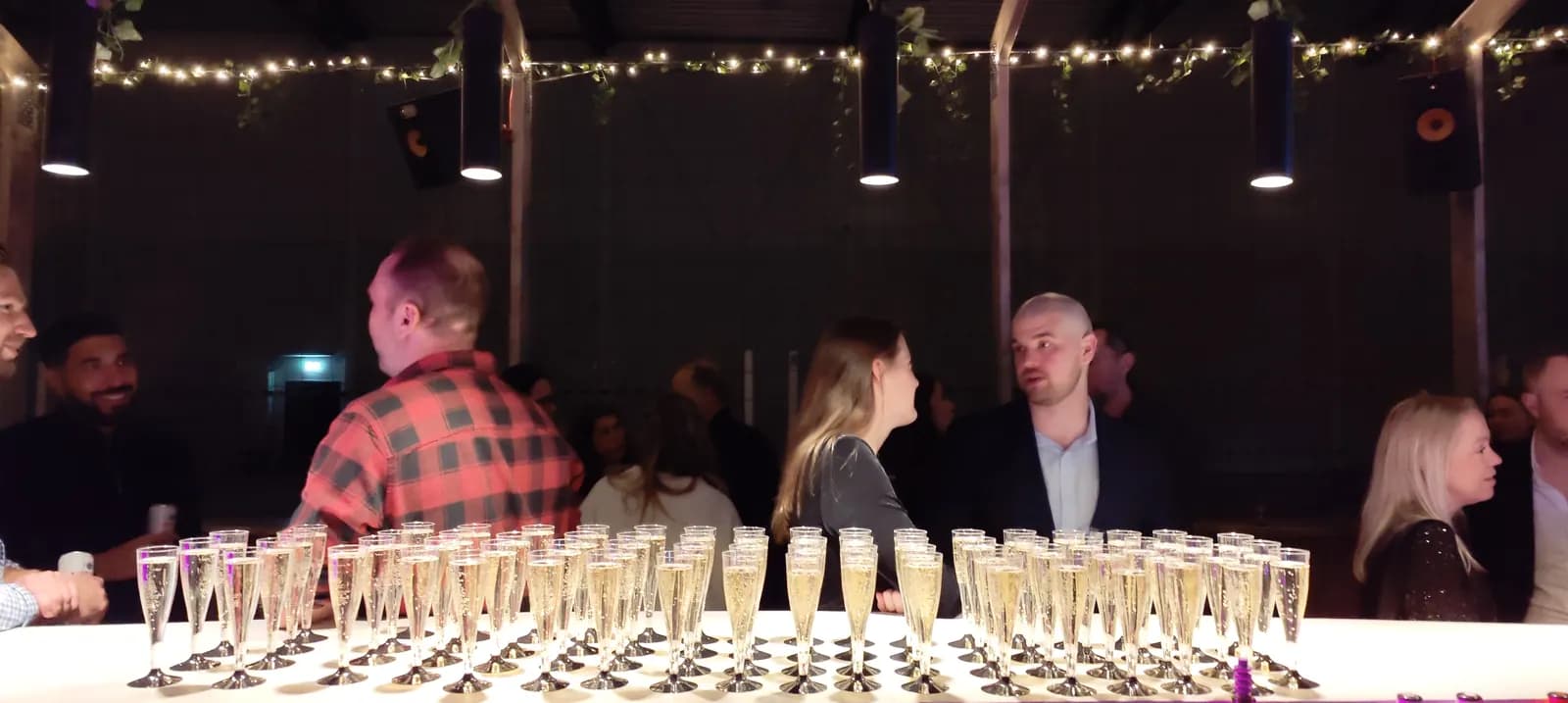 Glas uppställda för bubbelservering