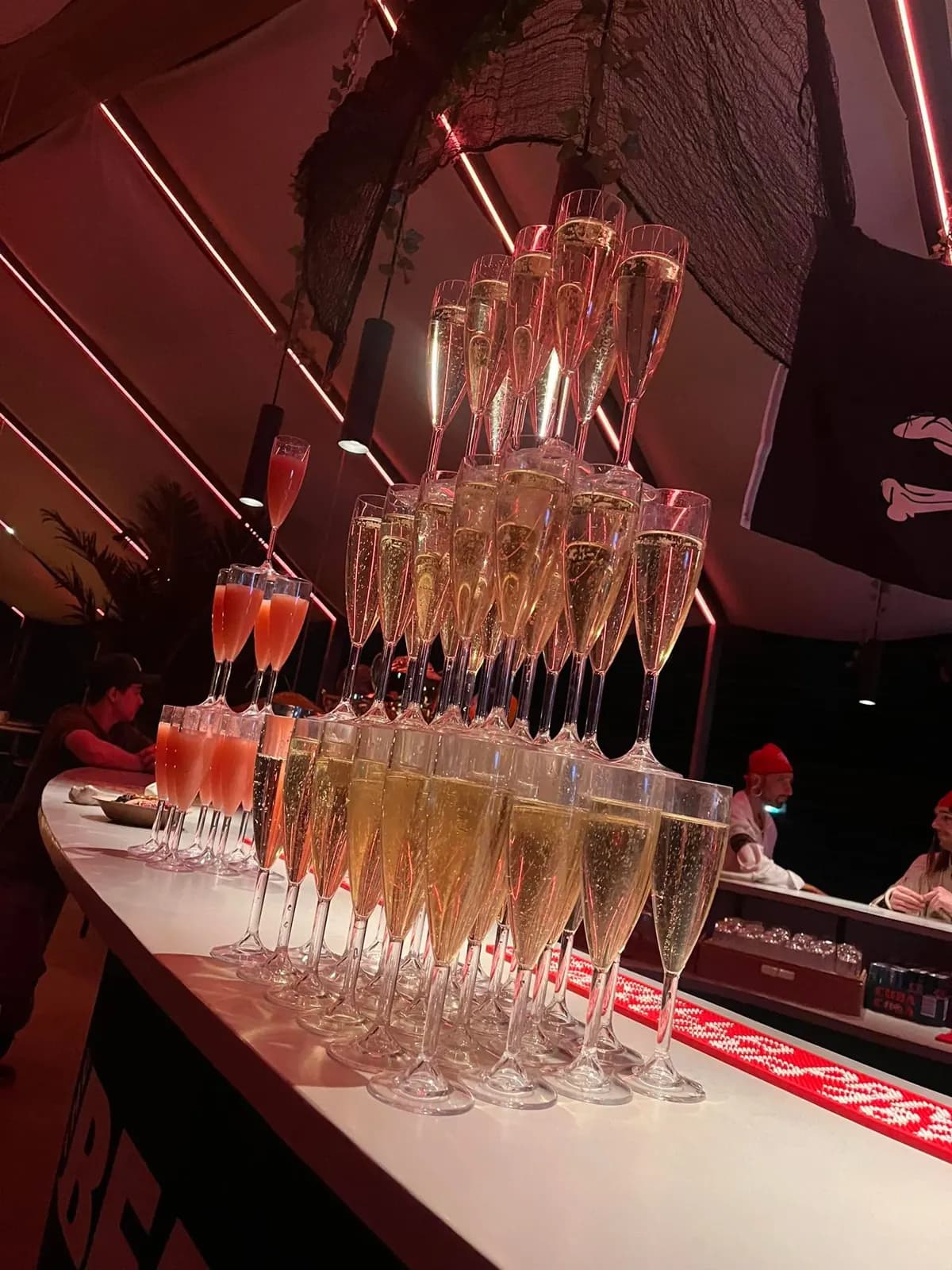 Champagnetorn i baren