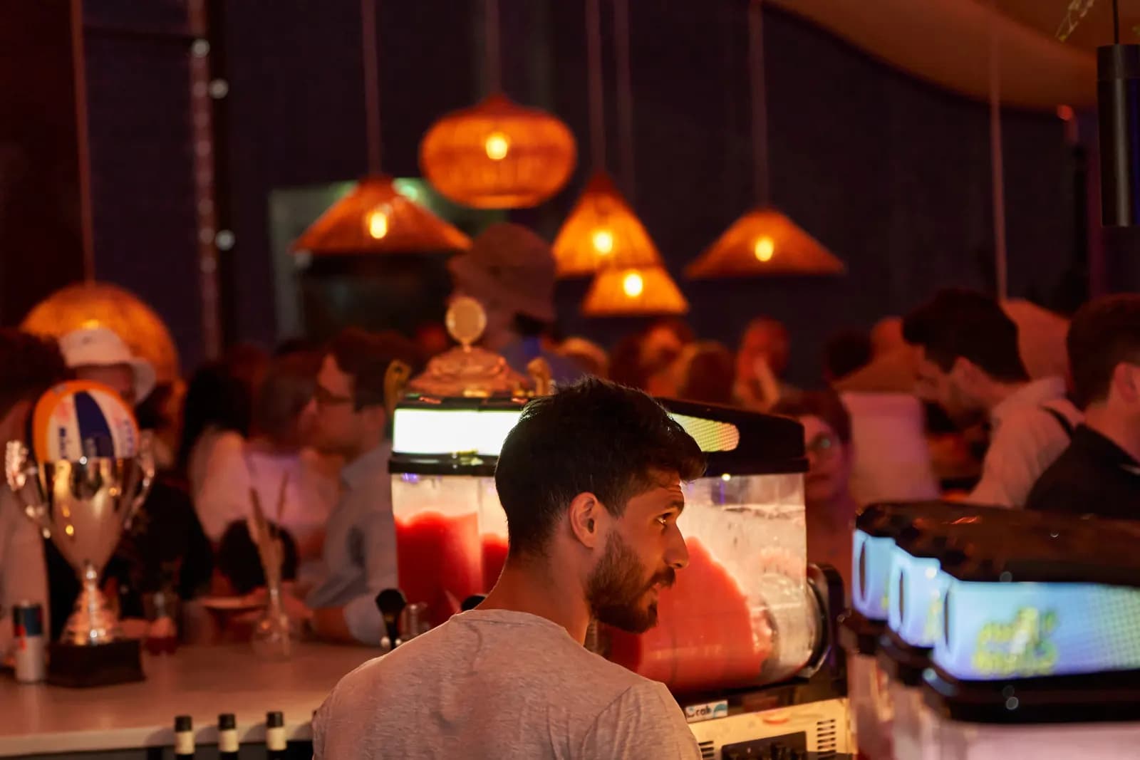 Mingel vid baren under företagsevent