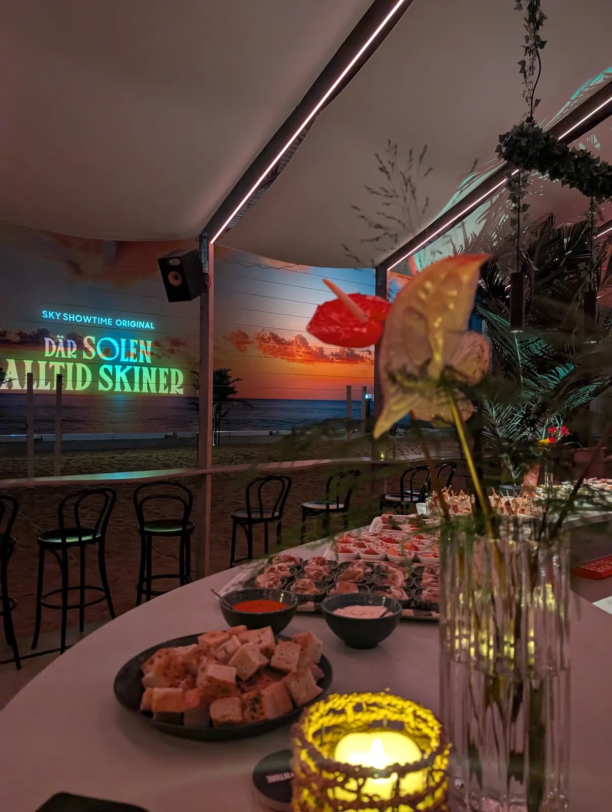 Snittar och plockmat på baren