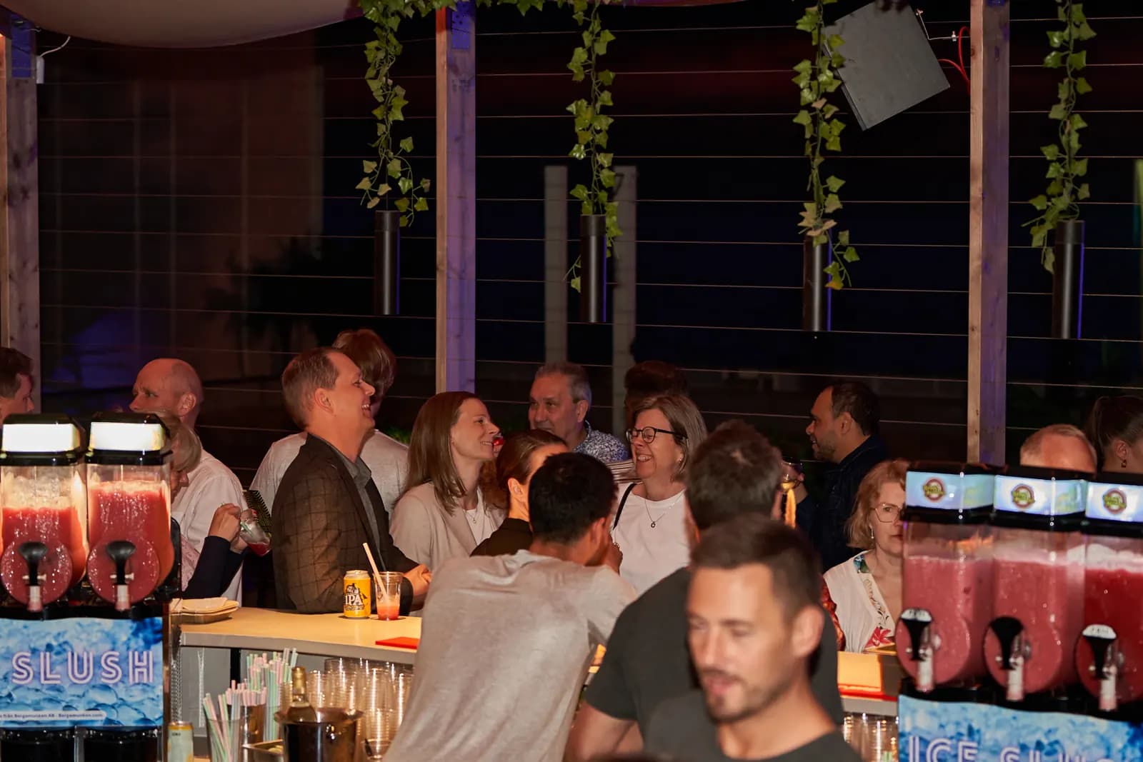 Gäster vid baren under event
