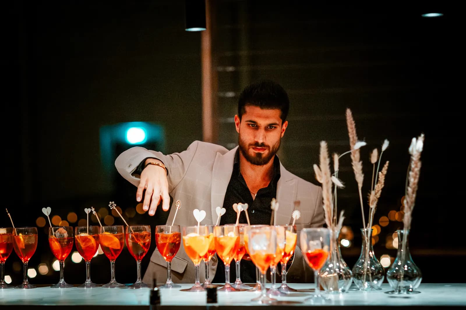 Bartender dukar upp welcome drinks