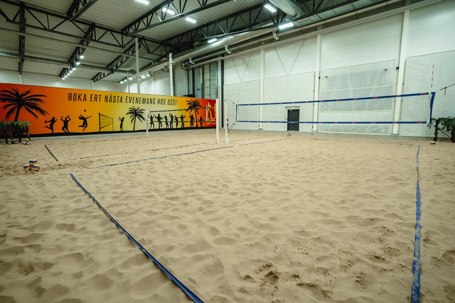 Banorna framför den orange väggvepan i hallen