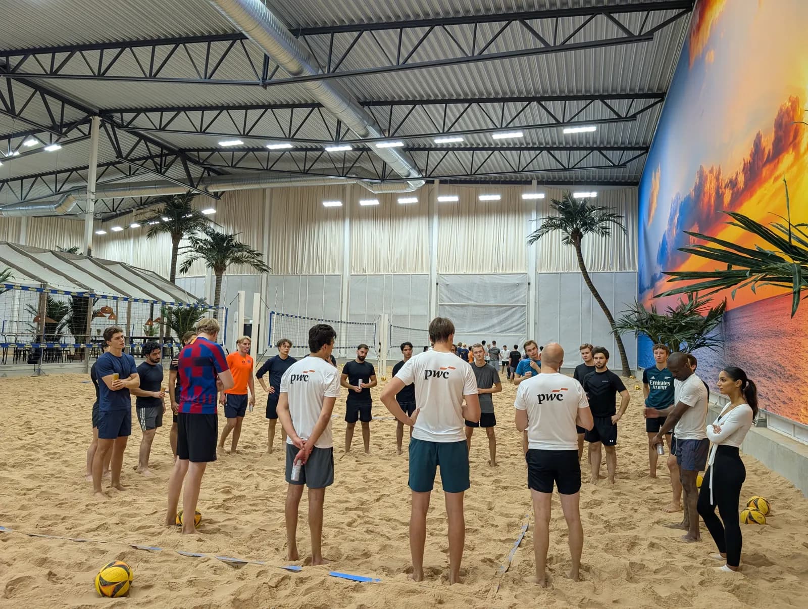 Deltagare samlade för beachvolley i dagsljus