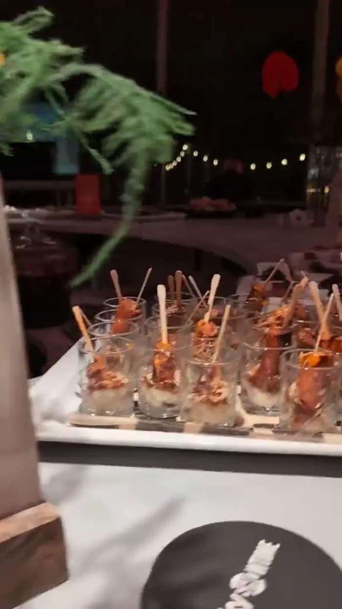 Plockmat runt baren och filmvisning där vi normalt har bana 4