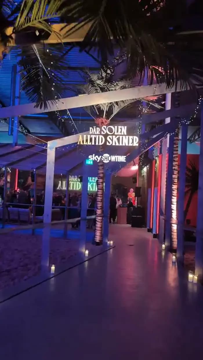 Från entrén in i loungen under mingel