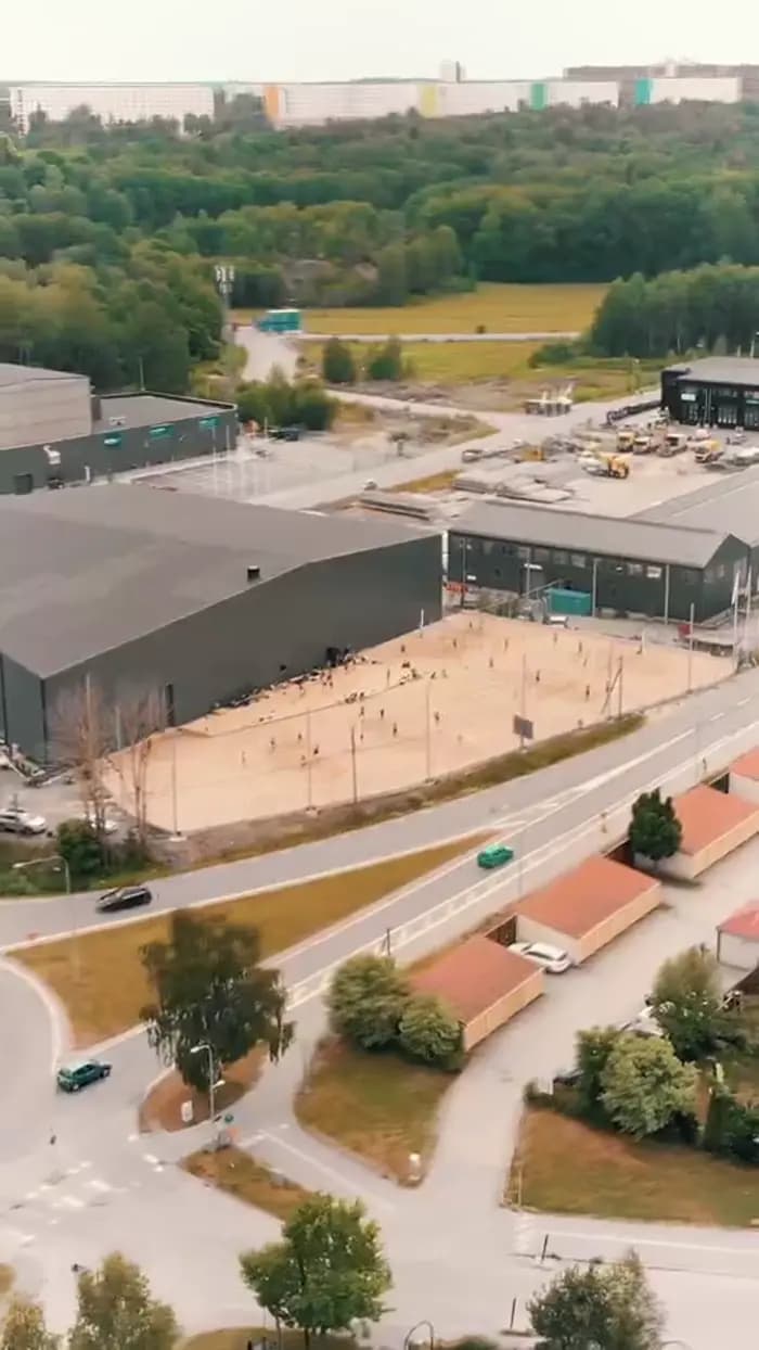 Drönarvy över utebanorna under turnering
