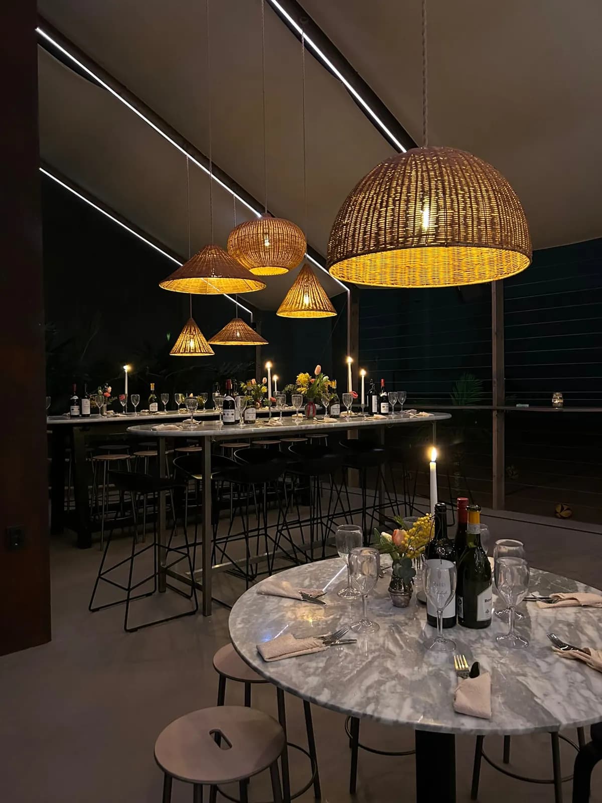 Dukat marmorbord med stämningsljus