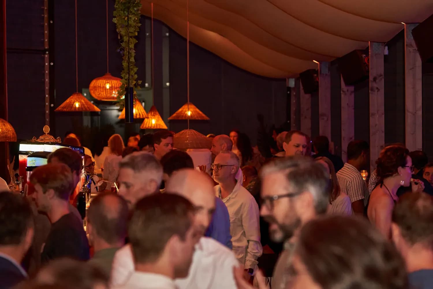 Gäster minglar i hallen under ett företagsevent