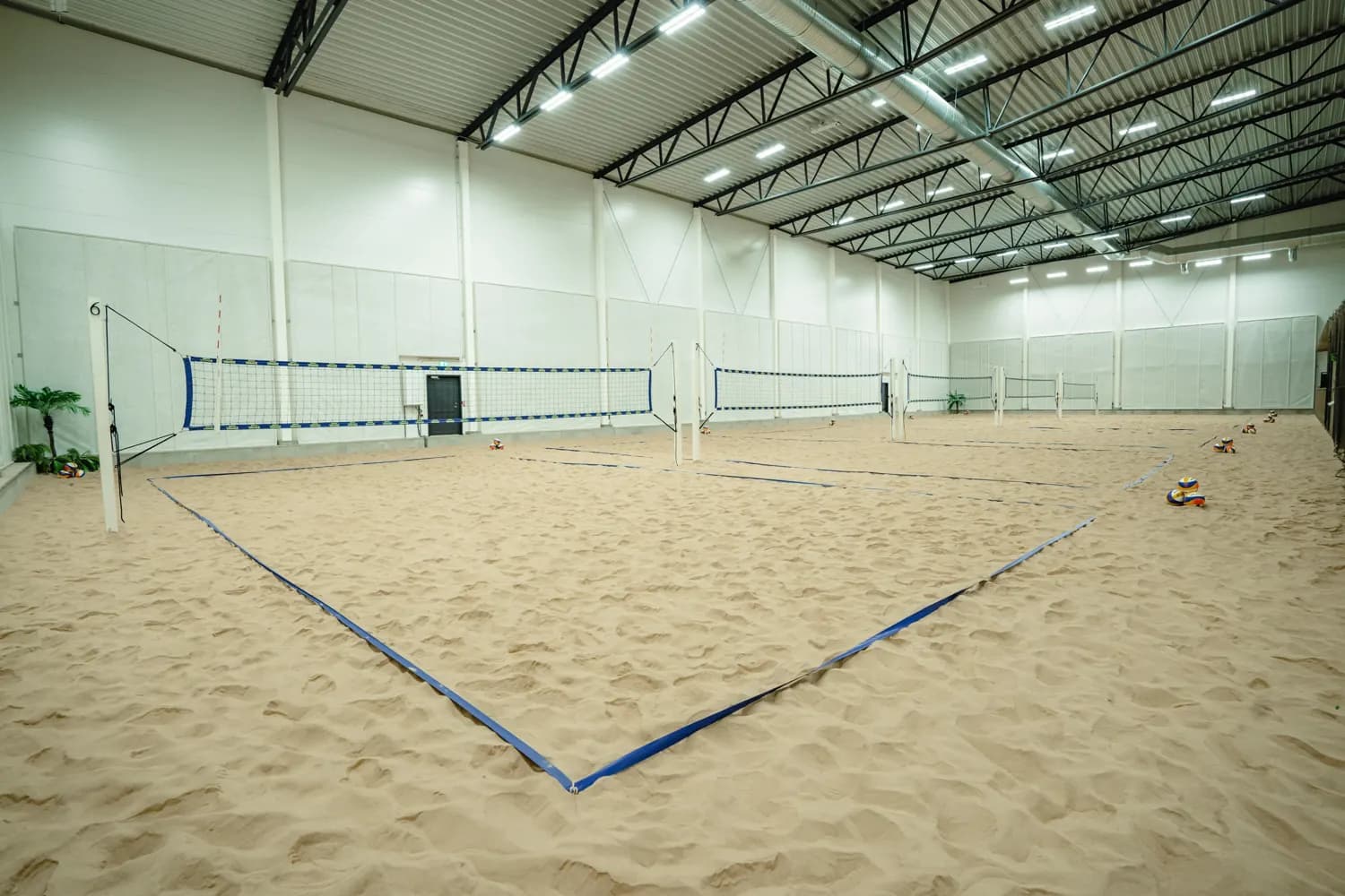 Sandbanorna i den tomma hallen