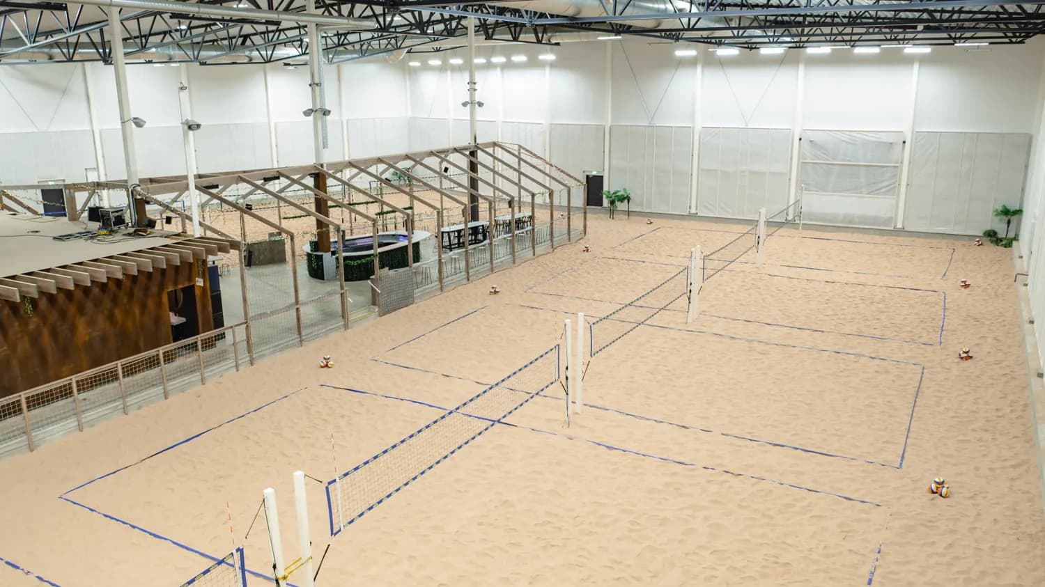 Hallen uppifrån med sandbanor och nät