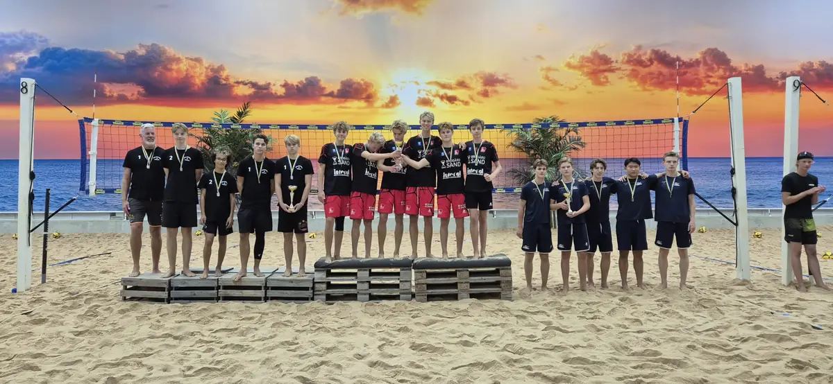 Prispallen i U18 killar: Habo Wolley, Sollentuna VK och The Beach.