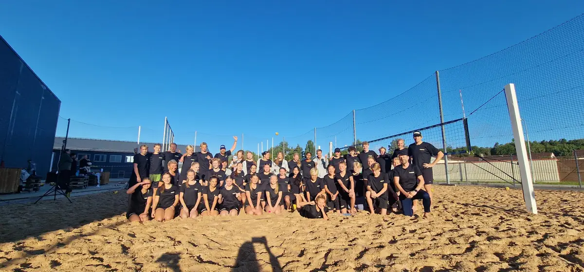 The Beach-spelarna samlade på utebanorna.