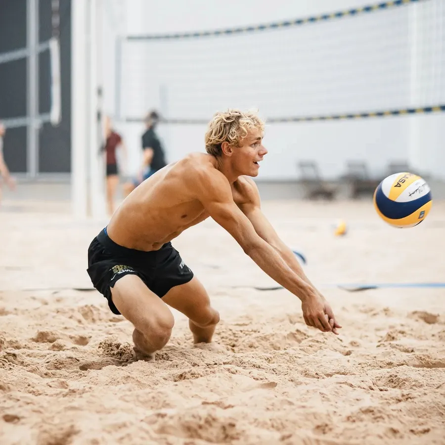 Spelare baggrar i sanden på The Beach