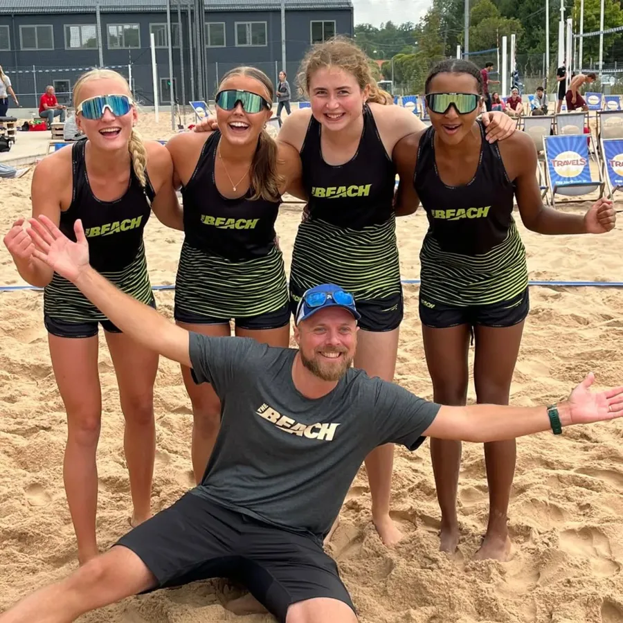 Ungdomslag med coach efter turnering
